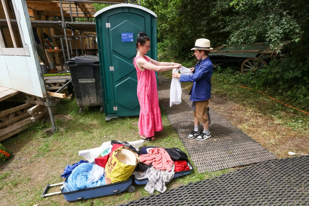 Adelina Arendarska (mit Nicolin Gersbach als Maggis Sohn Harry) ist zuständig für die Kostüme. Es ist ihr Ehrgeiz, möglichst Originale einzusetzen. Man sieht einen Jungen, der einer Frau ein Kleidungsstück überreicht.